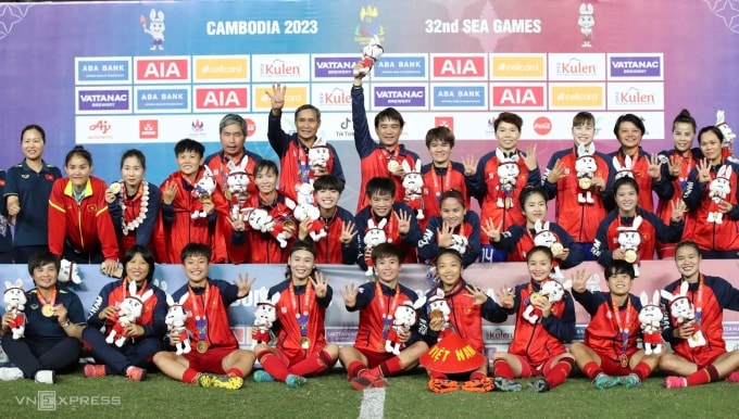 Đội tuyển nữ Việt Nam mừng HC vàng SEA Games 32 tại sân Olympic ở Phnom Penh, Campuchia vào tháng 5/2023. Ảnh: Đức Đồng.