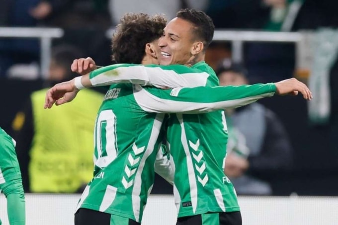 Antony (phải) mừng bàn trong trận Betis 2-1 Utrecht ở Europa League tối 27/11. Ảnh: EPA