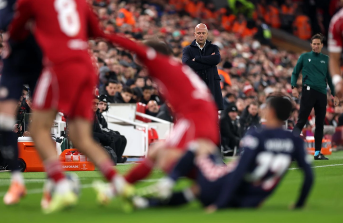 HLV Arne Slot quan sát trong trận Liverpool thua PSV 1-4 trên sân Anfield, thành phố Liverpool, Vương Quốc Anh tối 26/11/2025. Ảnh: Liverpool FC