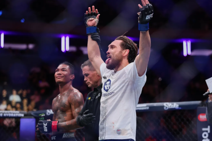 Ethyn Ewing được công bố thắng điểm trong trận gặp Malcolm Wellmaker tại UFC 322 ở Madison Square Garden, New York, Mỹ. Ảnh: Imagn Images