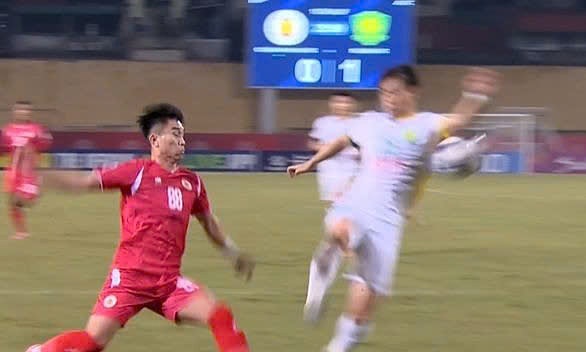 Tình huống trọng tài cho rằng Jiang Wenhao dùng tay cản bóng trong trận Bắc Kinh Quốc An thua CAHN 1-2 ở lượt năm bảng E AFC Champions League Two 2025-2026, trên sân Hàng Đẫy, Hà Nội tối 27/11/2025. Ảnh: chụp màn hình