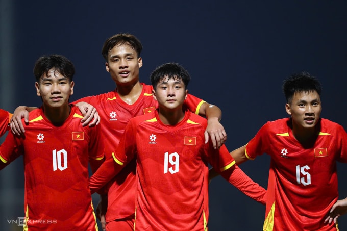 Tiền đạo Việt Nam Trần Mạnh Quân (số 19) góp một bàn trong trận thắng Macau 4-0 trên sân PVF ở Hưng Yên, ngày 28/11/2025. Ảnh: Như Huynh.