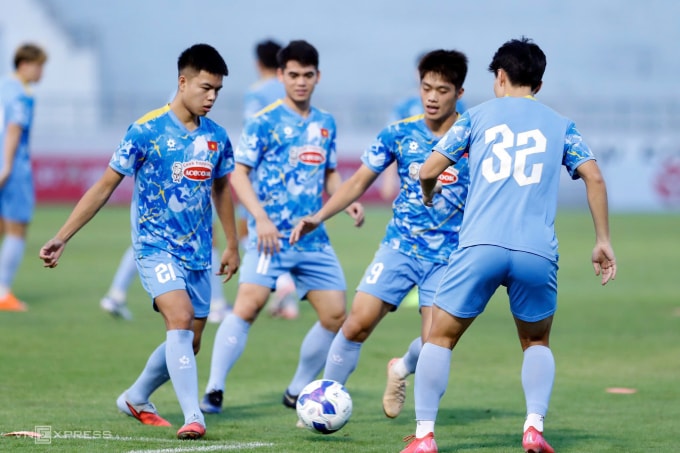 Cầu thủ U22 tập luyện chiều 28/11 trên sân Bà Rịa. Ảnh: Đức Đồng