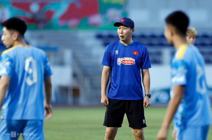 HLV Kim Sang-sik theo dõi cầu thủ U22 tập luyện chiều 28/11 trên sân Bà Rịa. Ảnh: Đức Đồng