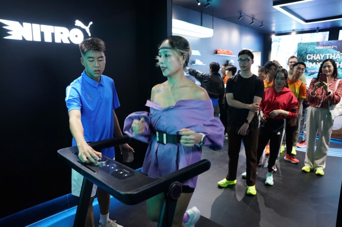 Runner trải nghiệm công nghệ đo sóng não tại gian hàng Puma, giải chạy đêm Hà Nội. Ảnh: VnExpress Marathon