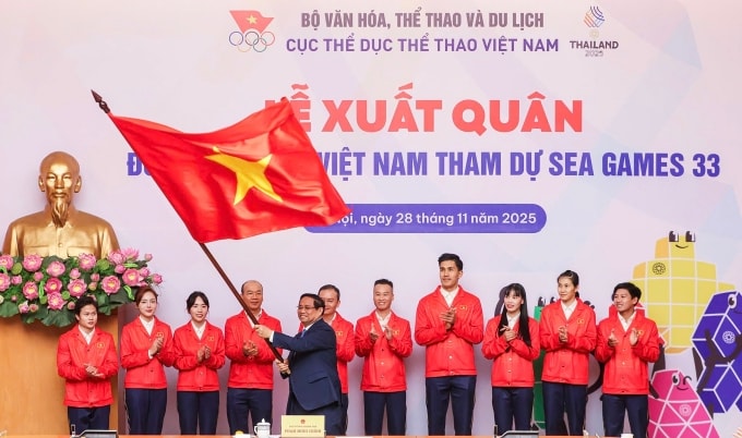Thủ tướng Phạm Minh Chính vẫy cờ tại lễ xuất quân Đoàn thể thao Việt Nam dự SEA Games 33 tại Văn phòng Chính phủ ở Hà Nội, ngày 28/11/2025. Ảnh: Quý Lượng.