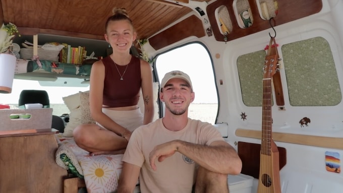 Những hình ảnh từng hạnh phúc trong chuyến du lịch bằng xe van của cặp đôi. Ảnh: Netflix