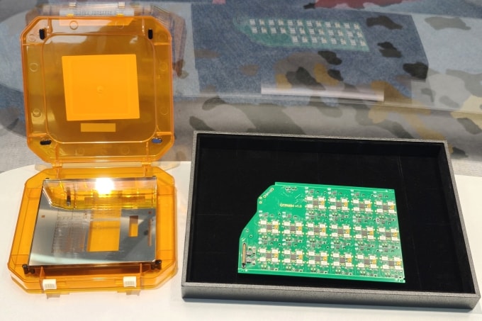 Một mẫu chip do kỹ sư Việt Nam nghiên cứu phát triển, trưng bày tại triển lãm Semi Expo 2025. Ảnh: Trọng Đạt