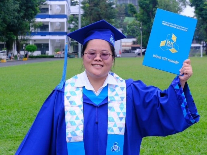 Anh Thư với tấm bằng tốt nghiệp Bách khoa TP HCM. Ảnh: Nhân vật cung cấp