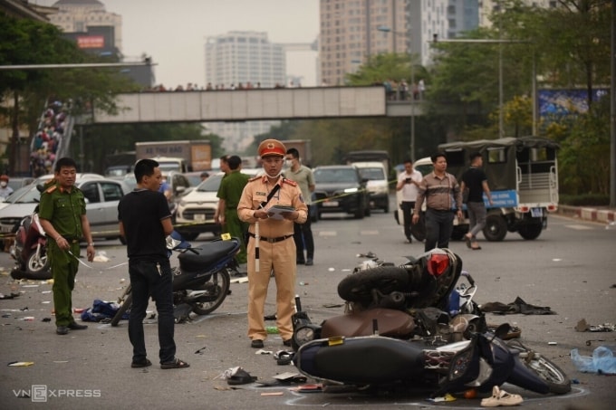 Cảnh sát giao thông làm nhiệm vụ sau một vụ tai nạn giao thông ở Hà Nội. Ảnh: Phạm Chiểu