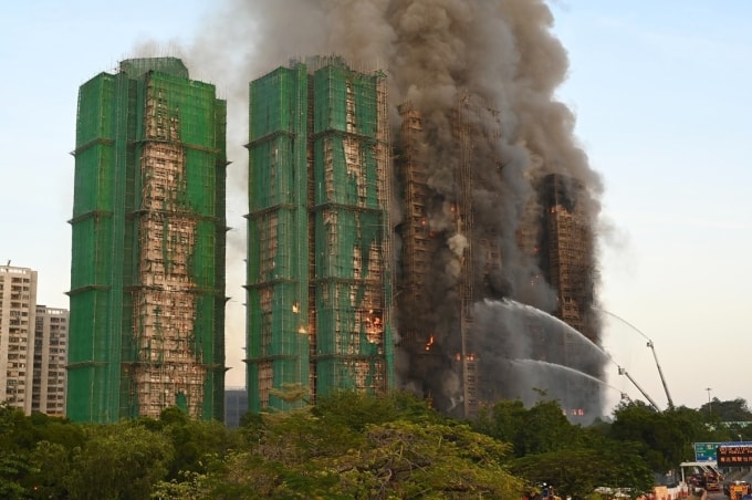 Lửa và khói bốc lên ở cụm chung cư Wang Fuk Court, Hong Kong ngày 26/11. Ảnh: Reuters