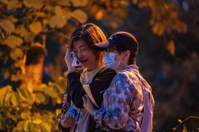 Người phụ nữ bật khóc khi rời địa điểm xác định danh tính nạn nhân hôm 27/11 sau vụ cháy cụm chung Wang Fuk Court ở quận Đại Bộ, Hong Kong. Ảnh: AFP