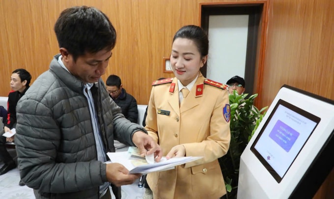 Người dân đi làm thủ tục cấp, đổi GPLX ở Hà Nội. Ảnh: Hiếu Đình