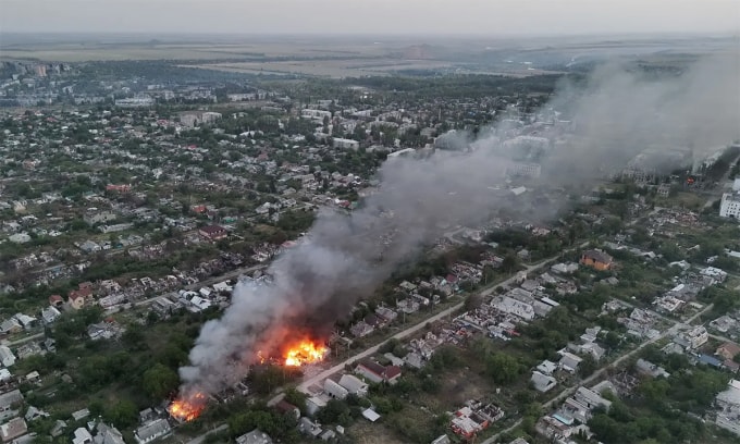 Đám cháy tại một khu dân cư thuộc thành phố Pokrovsk, tỉnh Donetsk ngày 31/8. Ảnh: Suspilne