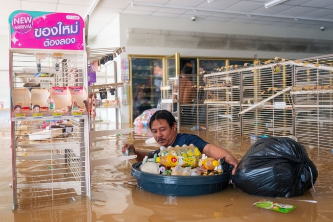 Cửa hàng tiện lợi ở thành phố Hat Yai bị ngập lụt hôm 26/11. Ảnh: AFP