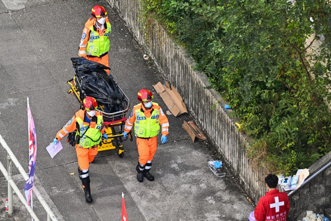 Thi thể nạn nhân trong vụ cháy cụm chung cư Wang Fuk Court được đưa ra bên ngoài ngày 28/11. Ảnh: AFP