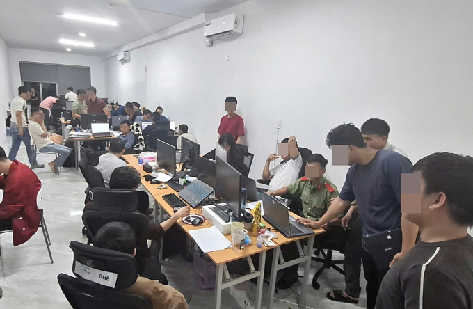 Hiện trường công ty khi công an kiểm tra và phá án. Ảnh: Công an Đà Nẵng