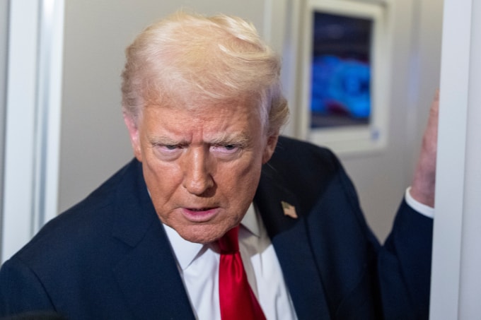 Tổng thống Donald Trump trên Không lực Một ngày 25/11. Ảnh: AP