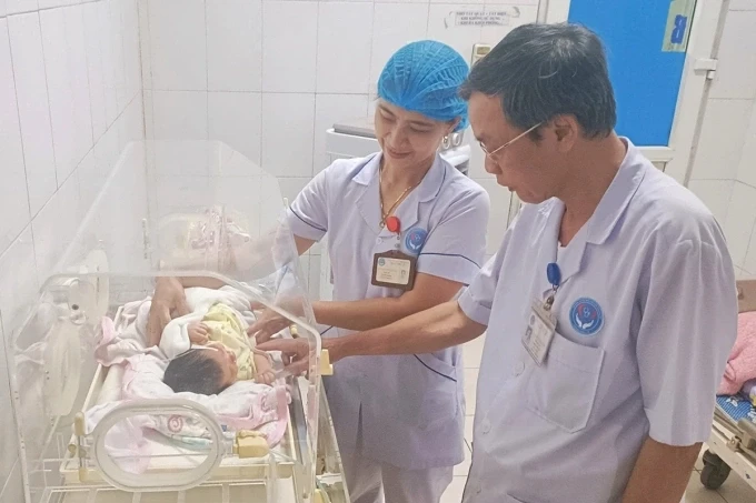 Bác sĩ kiểm tra sức khỏe bé trai bị bỏ rơi tại Hà Tĩnh, tháng 7/2024. Ảnh: Khắc Mai