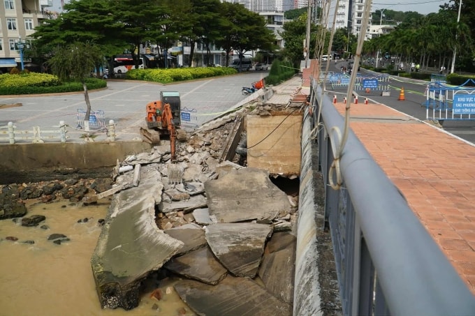 Cầu Trần Phú ở trung tâm Nha Trang sạt lở. Ảnh: Phú Hiền