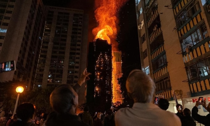Lửa bao trùm cụm chung cư Wang Fuk Court ở quận Đại Bộ, Hong Kong, tối 26/11. Ảnh: AFP