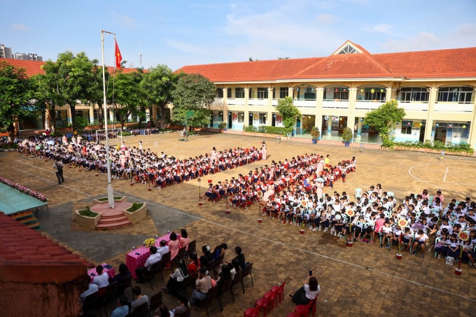 Tại trường tiểu học Bùi Văn Mới phường Phước Long, TP HCM từ sáng sớm nhiều phụ huynh đã đưa các em tới khai giảng. Năm nay trường có hơn 200 học sinh lớp Một nhập học. Ảnh: Quỳnh Trần