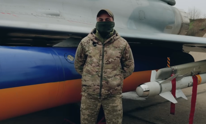 Quân nhân Ukraine kể về năng lực của tiêm kích Mirage khi đứng cạnh phi cơ này trong video đăng ngày 26/11. Ảnh chụp màn hình
