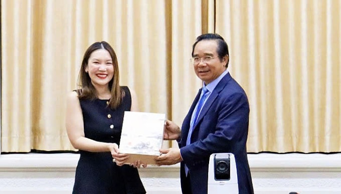 Chủ tịch UBND TP HCM Nguyễn Văn Được trong cuộc gặp, chào xã giao bà Chanida Klyphun, Tổng Giám đốc TikTok khu vực Đông Nam Á. Ảnh: An Phương