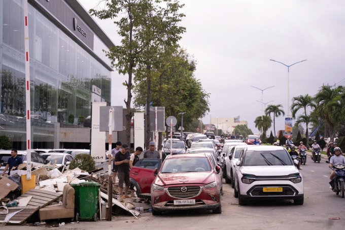 Xe ngập nước, hư hỏng xếp hàng chờ sửa chữa trước hệ thống đại lý Kia, Mazda, Peugeot (thuộc Thaco) tại Nha Trang, Khánh Hòa. Ản: Bùi Toàn