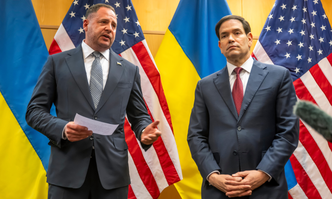 Andriy Yermak, chánh văn phòng Tổng thống Ukraine, và Ngoại trưởng Mỹ Marco Rubio (phải) tại cuộc họp báo ở Geneva, Thụy Sĩ hôm 23/11. Ảnh: AP