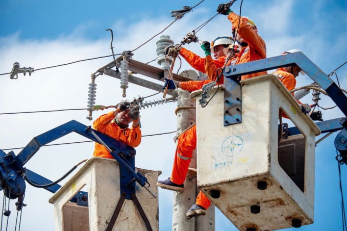 Công nhân Tổng công ty Điện lực miền Trung khắc phục lưới điện sau bão số 13, tháng 11/2025. Ảnh: An Phương