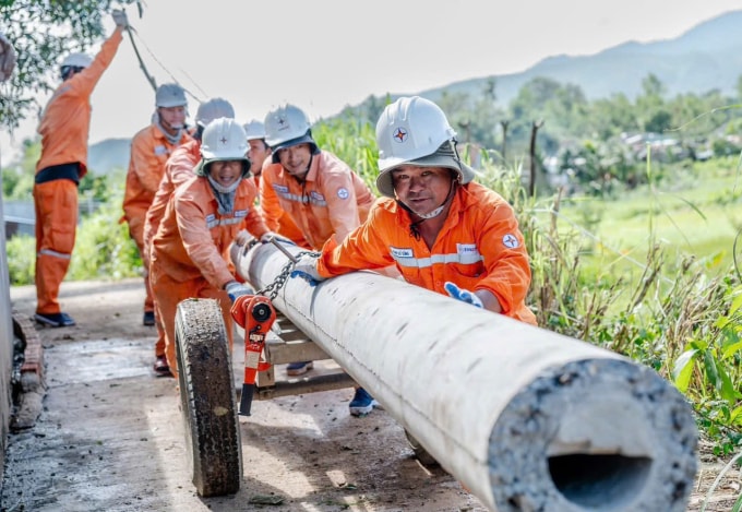 Công nhân Tổng công ty Điện lực miền Trung khắc phục lưới điện sau bão số 13, tháng 11/2025. Ảnh: An Phương