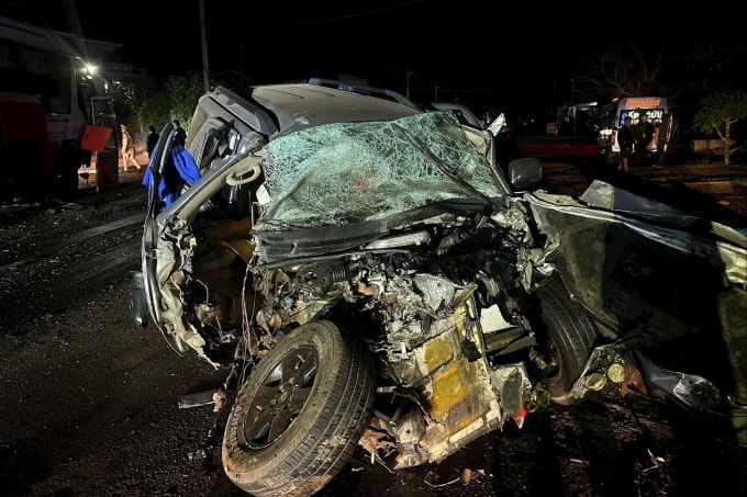 Ôtô 7 chỗ biến dạng sau va chạm xe khách. Ảnh: Hoài Thanh