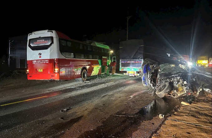 Hiện trường vụ tai nạn rạng sáng nay trên đường Hồ Chí Minh. Ảnh: Hoài Thanh