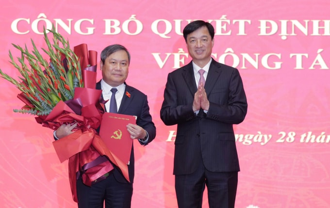 Bí thư Thành ủy Hà Nội Nguyễn Duy Ngọc trao quyết định và tặng hoa chúc mừng ông Vũ Đại Thắng. Ảnh: Ngọc Thành