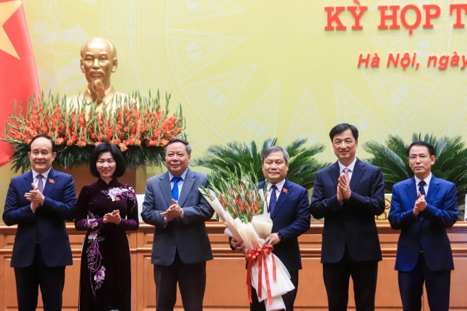 Lãnh đạo Thành ủy, HĐND thành phố tặng hoa chúc mừng Tân chủ tịch UBND Vũ Đại Thắng. Từ trái qua: ông Nguyễn Ngọc Tuấn, Phó đoàn Đại biểu Quốc hội; bà Phùng Thị Hồng Hà, Chủ tịch HĐND; ông Nguyễn Văn Phong, Phó bí thư Thường trực Thành ủy; ông Vũ Đại Thắng; ông Nguyễn Duy Ngọc, Bí thư Thành ủy; ông Nguyễn Trọng Đông, Phó bí thư Thành ủy Hà Nội. Ảnh: Ngọc Thành