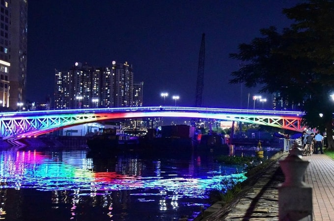 Hệ thống chiếu sáng mỹ thuật ở cầu Mống. Ảnh: Hạ Giang