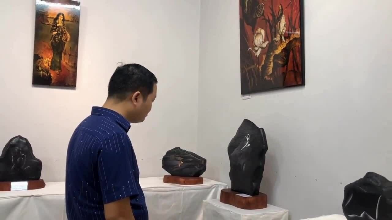 Sự kiện trưng bày ảnh nude trên đá của Thái Phiên