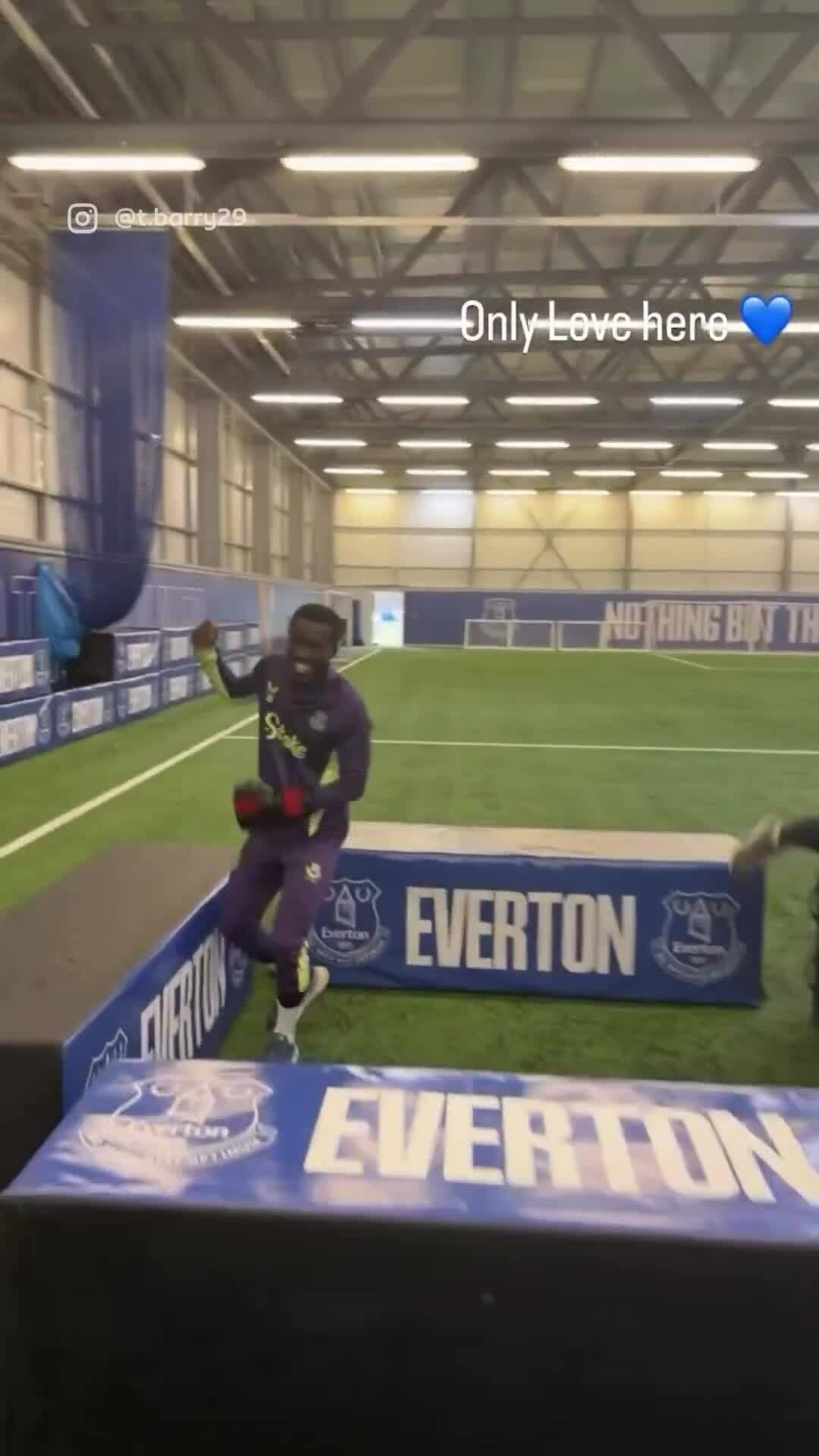 Hai cầu thủ đánh nhau giảng hòa bằng trận quyền Anh