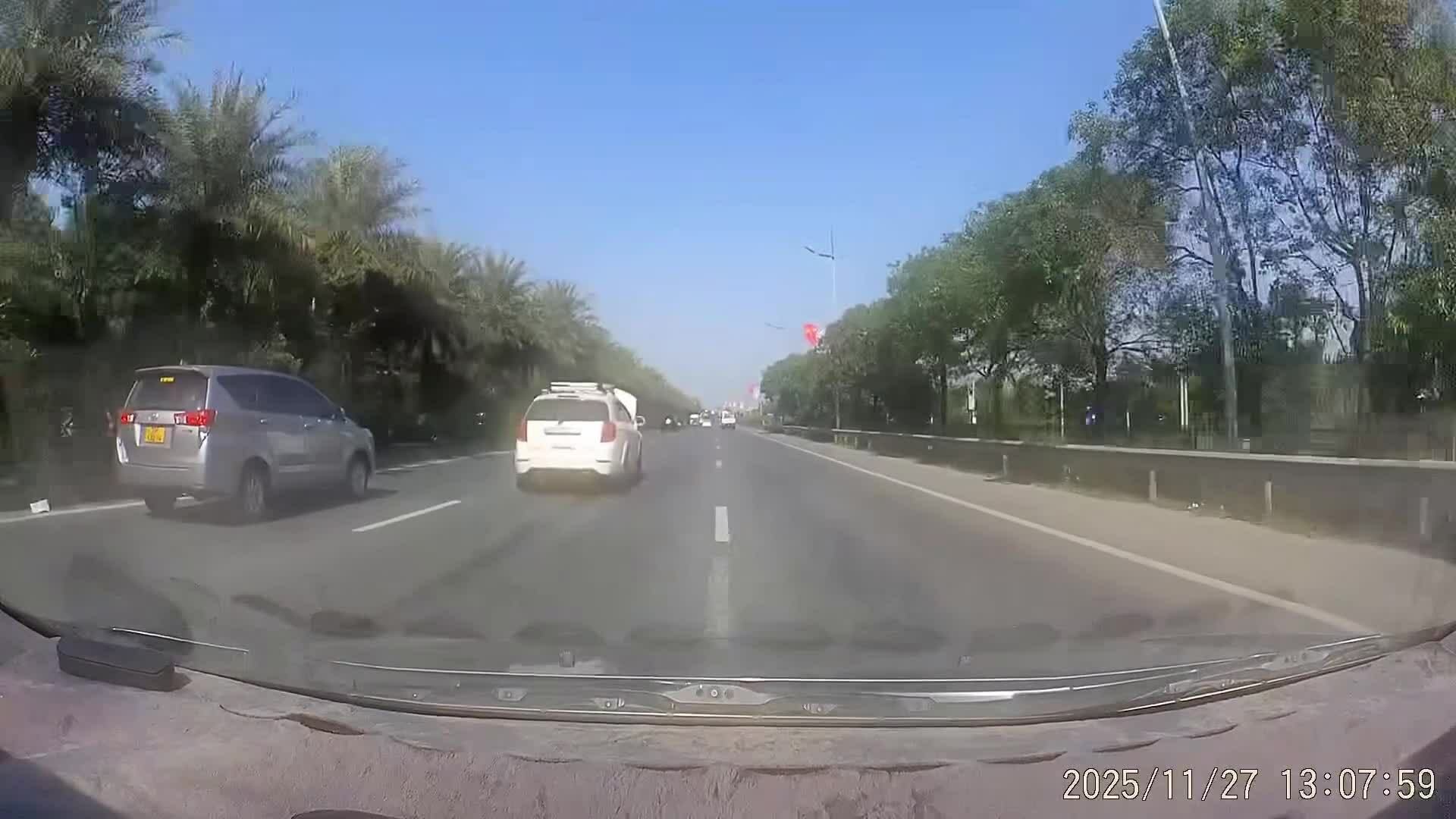 Ôtô dừng giữa đường sửa chữa