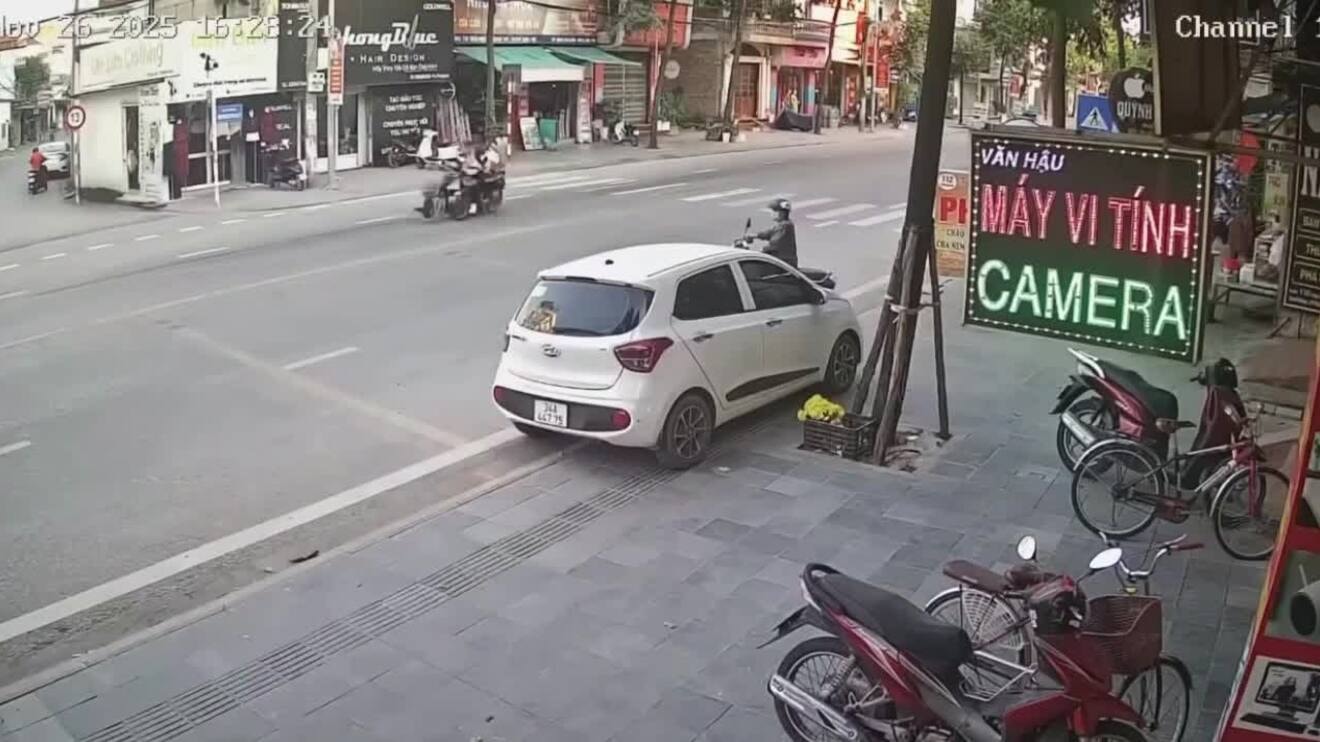 Sang ngang đường người đi xe điện bị xe máy đâm bay