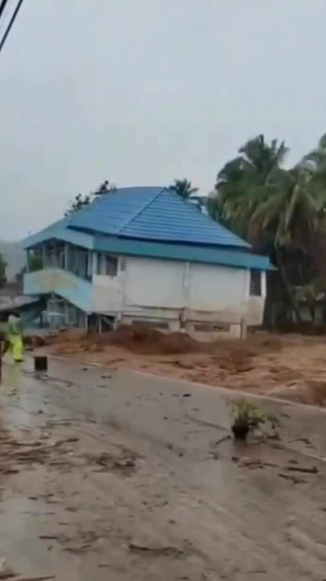 Lũ cuốn phăng loạt nhà cửa ở Indonesia, ít nhất 84 người chết