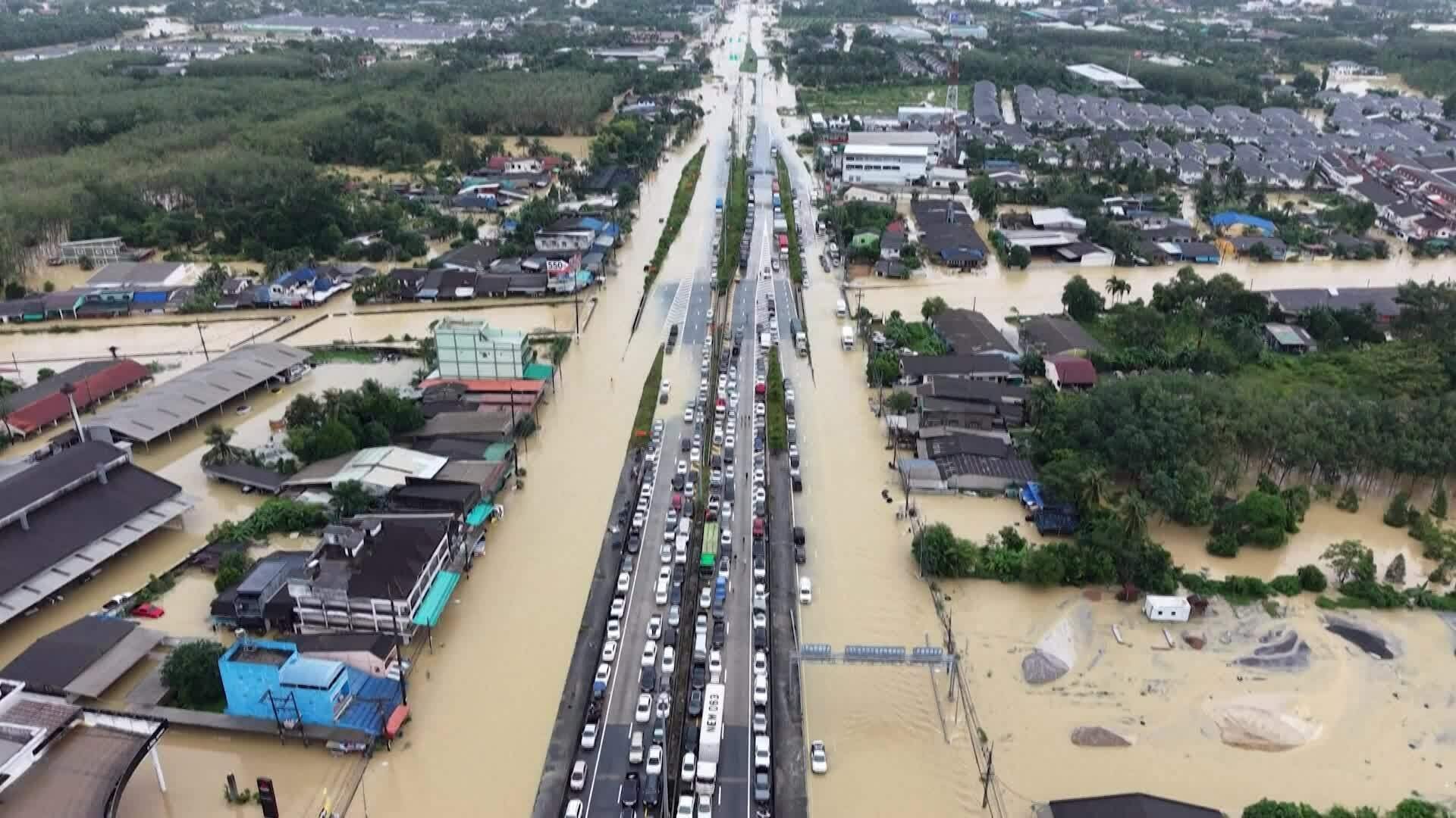 Nhà xác thành phố miền nam Thái Lan quá tải sau lũ lụt