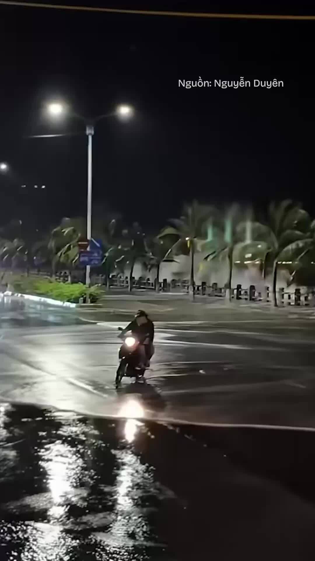 Sóng biển lớn tại Khánh Hoà, Lâm Đồng