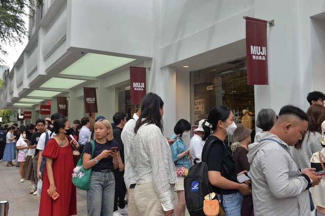 Tranh thủ giờ ăn trưa, dân công sở đổ xô tới trung tâm thương mại dịp Black Friday - Ảnh 2.