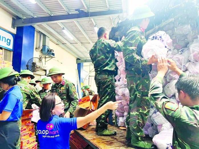 Saigon Co.op bán hàng không lợi nhuận, tiếp sức thị trường miền Trung sau bão lũ - Ảnh 2.