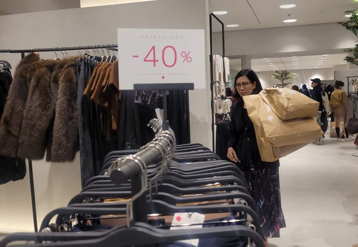 Black Friday 2025: Mua sắm rộn ràng nhưng vẫn có Nơi ế ẩm dù giảm giá lớn - Ảnh 6. Black Friday 2025: Mua sắm rộn ràng nhưng vẫn có Nơi ế ẩm dù giảm giá lớn - Ảnh 6.