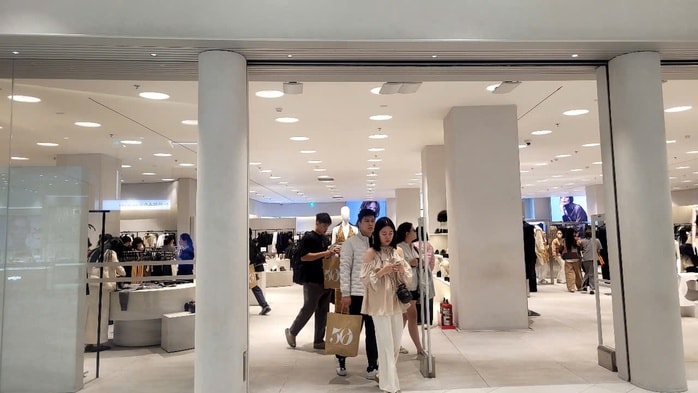 Black Friday 2025: Mua sắm rộn ràng nhưng vẫn có Nơi ế ẩm dù giảm giá lớn - Ảnh 7. Black Friday 2025: Mua sắm rộn ràng nhưng vẫn có Nơi ế ẩm dù giảm giá lớn - Ảnh 7.