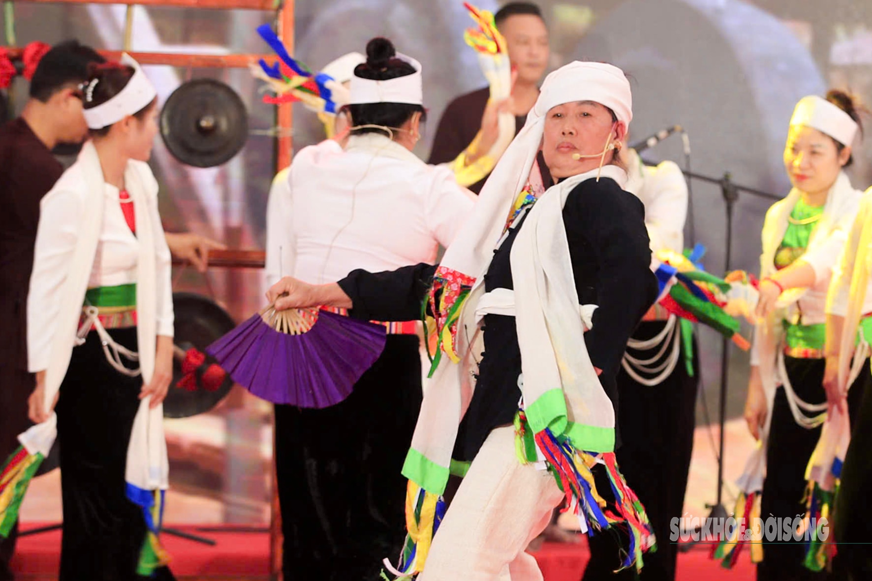 Xem bà Mo thực hiện nghi lễ 