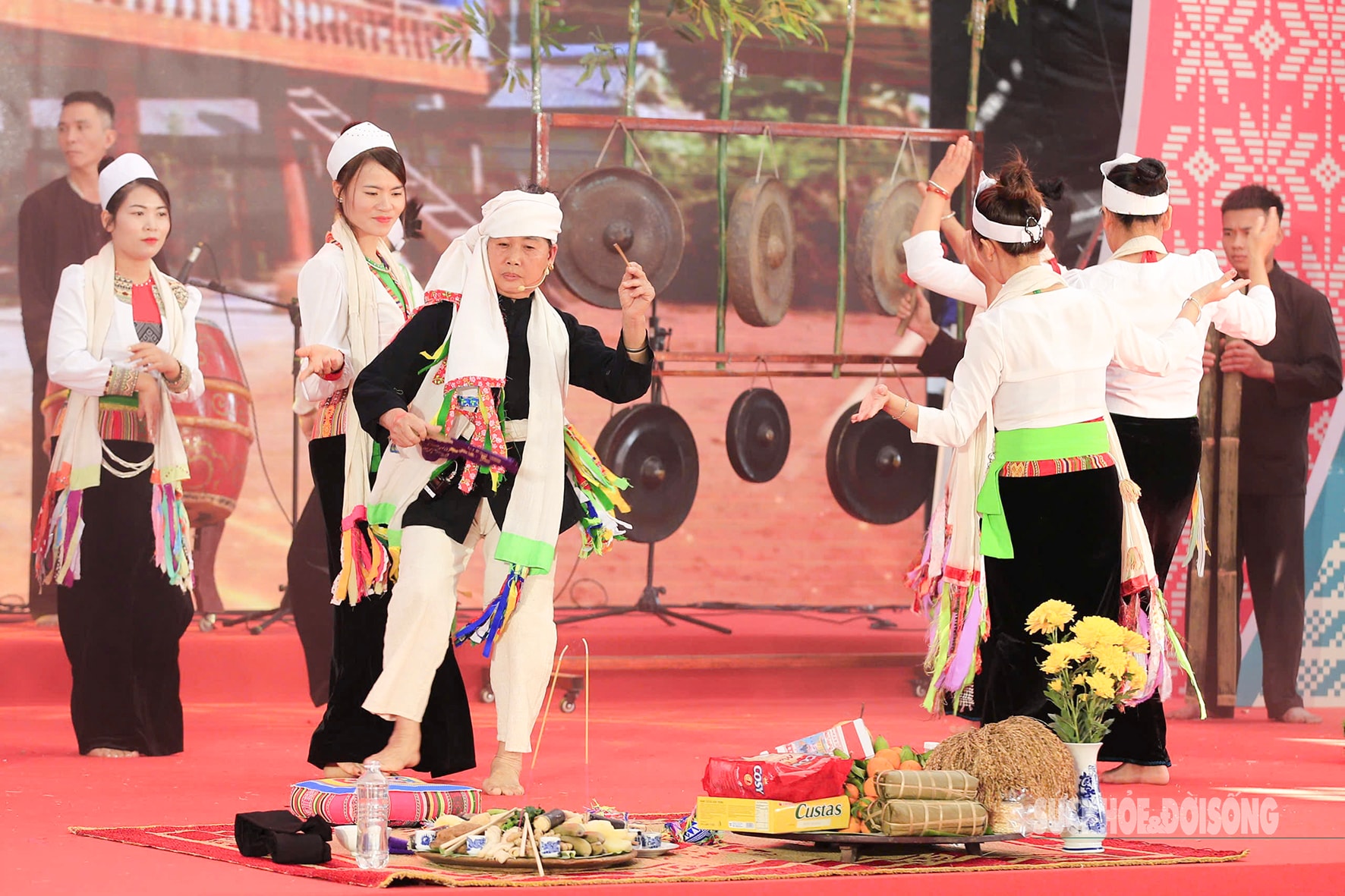 Xem bà Mo thực hiện nghi lễ 